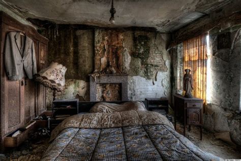 Whoa Stunning Photos From Inside An Abandoned Farmhouse Velhas Casas