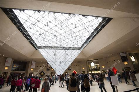 París Francia 06 De Mayo De 2017 Visitantes Observando La Pirámide