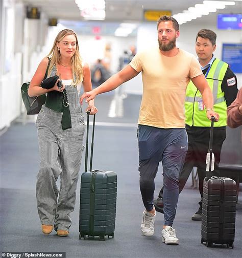Margot Robbie Is Sunkissed As She Returns To Nyc With Tom Ackerley Following Caribbean Getaway