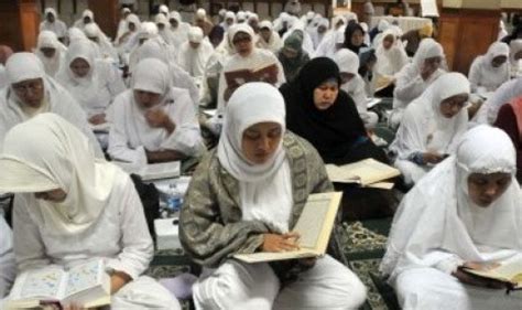 Selama ramadan, gadis asal ponorogo ini tekun menjalani tadarus dengan alquran braille. Sejumlah muslimah mengikuti Khatam Al-Qur'an bersama ...