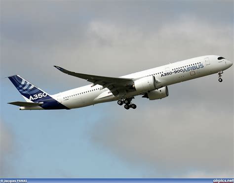 The first a350 design proposed by airbus in 2004, in response to the boeing 787 dreamliner, would have been a development of the a330 with composite wings and new engines. airpics.net - F-WXWB, Airbus A350-900, Airbus Industrie ...