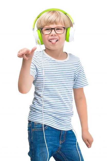 Lindo Niño Escuchando La Música Muy Alta Con Auriculares O Auriculares