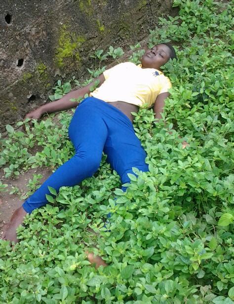 Omg Corpse Of An Unidentified Lady Dumped By The Roadside In Lagos Photo Gistmania