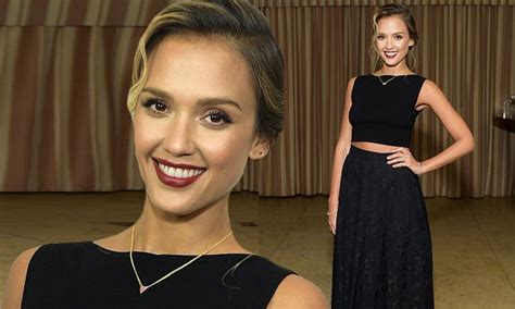 Jessica Alba Displays Her Toned Abs In A Cute Crop Top Daily Mail Online