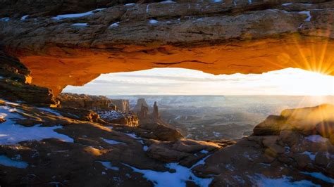 The Sun Peeks Through Mesa Arch In Canyonlands National Park Utah Peapix
