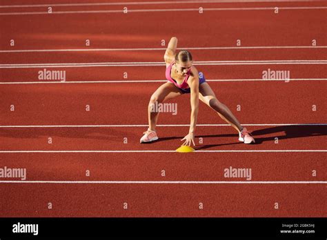 Una Mujer Caucásica Una Atleta Una Corredora Que Practica Sola En Un Estadio Público Una