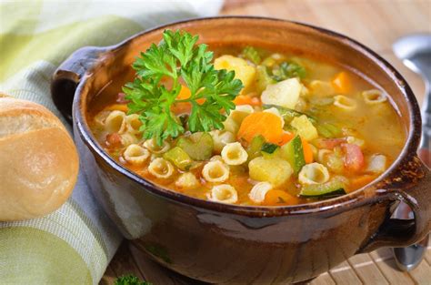 Para elaborar esta sopa depurativa, solo tienes que elegir las verduras y hortalizas que más te gusten, cortarlas en juliana y cocinarlas en agua hasta que estén tiernas. Receta de Sopa de Pasta con Verduras