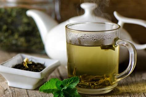 The short answer is yes, green tea does contain caffeine. Caffeine in Green Tea Vs. Coffee | LIVESTRONG.COM