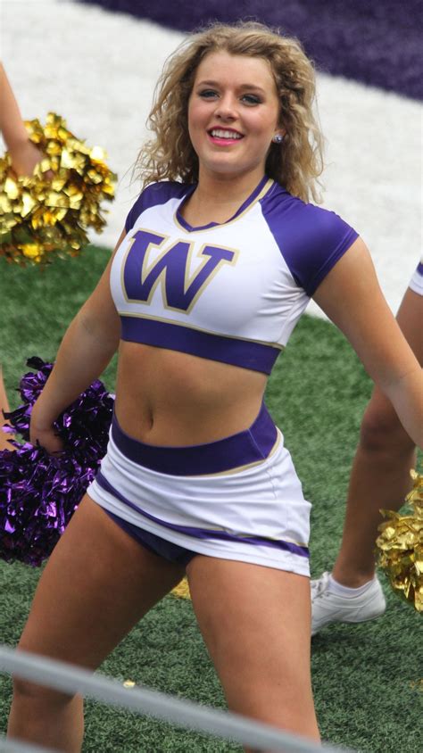 Washington Huskies Cheerleader Bellisima