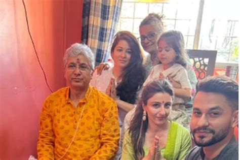 Mahashivratri سوہاعلی خان کنال کیمو کی بیٹی عنایہ نے کی پوجا، خاندان کو لنچ کی پیشکش News18 Urdu