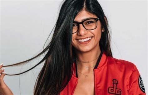 Mia Khalifa Flaunts Her Body In Revealing Swimsuit The Hottest Look In