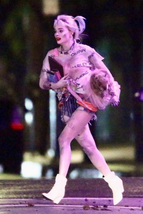 Margot Robbies Harley Quinn Looks Like Trouble In Birds Of Prey Scene Metro News