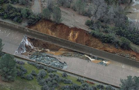 Oroville Dam For St Time In History Uses Emergency Spillway