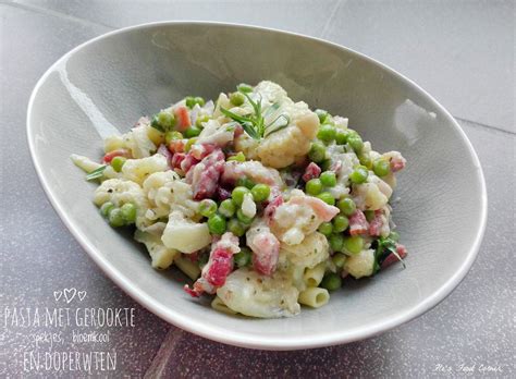 Pasta met gerookte spekjes bloemkool en doperwten