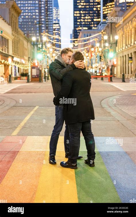 mature gay couple kissing banque de photographies et d images à haute résolution alamy