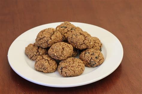 Sugar free oatmeal cookies are healthy oatmeal cookies with oats, flaxseed, bananas, coconut oil, dried fruit and no flour or sugar. A Truly Delightful Sugar Free Oatmeal Cookie - SweetSmarts