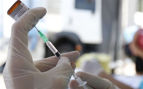 Governo federal pretende iniciar vacinação em dezembro, se pfizer antecipar a entrega das doses; Para ex-ministro da Saúde, Brasil precisa garantir 'vacina ...