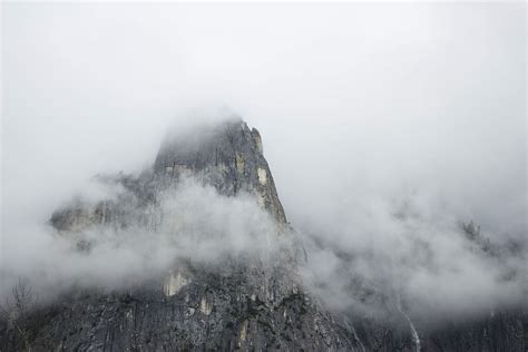 Hd Wallpaper Rocky Mountain Peak In Yosemite On A Foggy Day Mountain