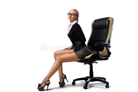 Secrétaire Blond Sexy Sasseyant Dans La Chaise De Bureau Photo Stock
