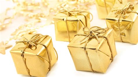 Gold Wrapped Presents | CELEBRATE