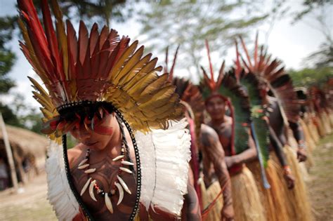 fotografía el rezo de las tribus indígenas por la protección del amazonas