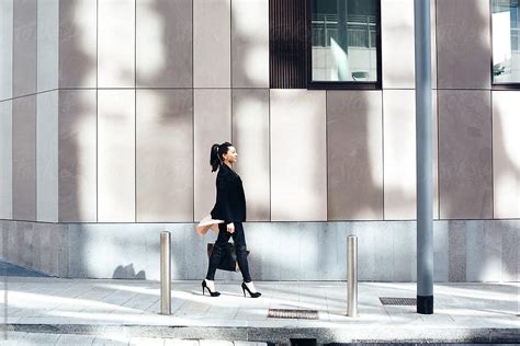 Attractive Business Woman Walking Down The Street Del Colaborador De
