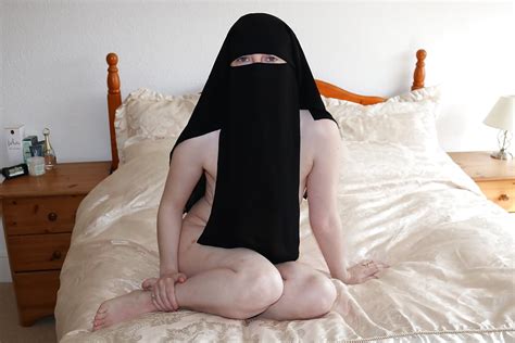 Wife Posing Naked In Niqab Porn Pictures