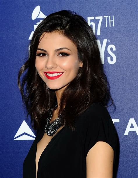Victoria Justice Showing Big Cleavage In Black Mini Dress At Delta Air