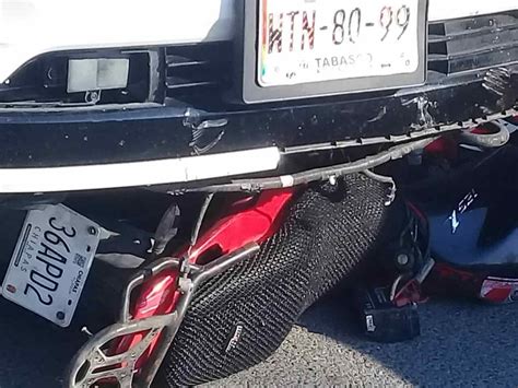 Atropella Camioneta A Motociclista Huye Y Lo Detienen Frente Al Parque