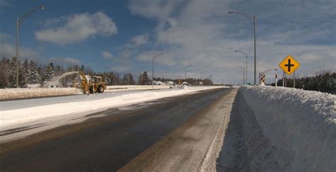 Accumulation De Neige Du Travail à Profusion Pour Les Déneigeurs