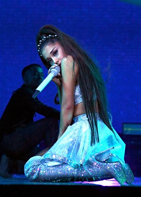 The nominees for the 2020 mtv vmas were unveiled thursday, with lady gaga and defending artist of the year ariana grande topping the list with nine while the 2020 ceremony will feature the traditional categories such as artist of the year and song of the year, the announcement also boasts some new. Ariana Grande cierra 2019 con un álbum sorpresa - Revista ...