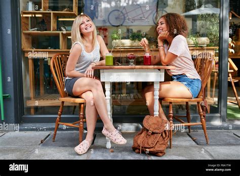 Zwei Junge Freunde Am Café Im Freien Sitzen Und Lächeln Auf Den Lippen Gemischtrassig Frauen