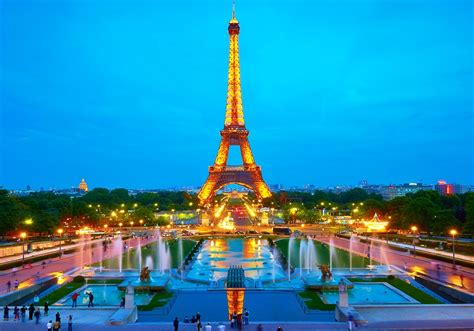 Sebuah menara yang berdiri kokoh menjulang ke angkasa. Foto Pemandangan Menara Eiffel