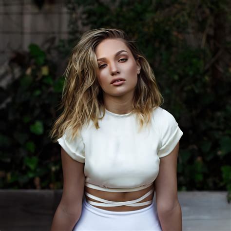 2048x2048 Resolution Maddie Ziegler New 2020 Ipad Air Wallpaper