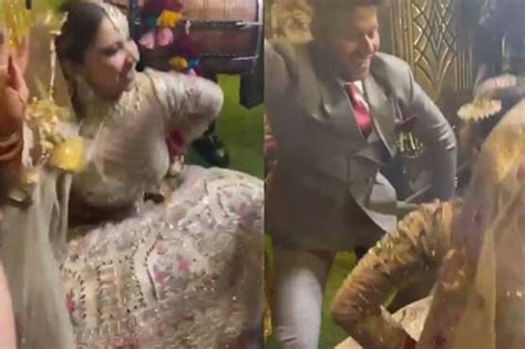 Roznama Dunya دلہن کا شادی میں ڈھول کی تھاپ پر دلہے کے ساتھ بھنگڑا، ویڈیو وائرل