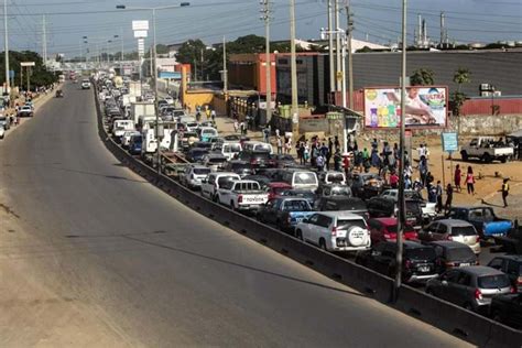 A Quarentena De Luanda Com Trânsito Muita Gente E Pouco Distanciamento Mundo Correio Da Manhã