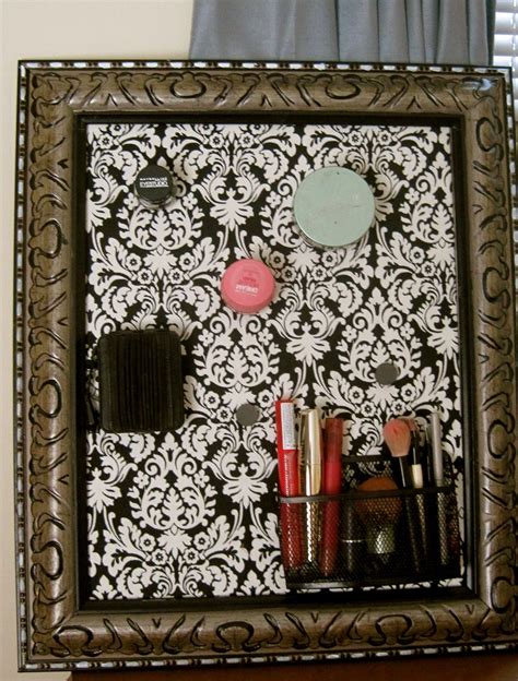Having a teenage daughter means that you have messes everywhere. 14 DIY Magnetic Makeup Board Tutorials | Guide Patterns