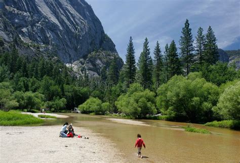Rivière De Merced Fonctionnant Par Yosemite Avec Le Demi Dôme Image