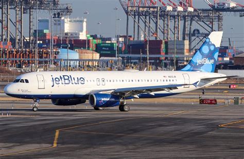 Jetblue Airways Airbus A320 232 Taxiing To Its Gate At Newark Liberty