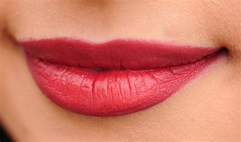 Berikut Arti Kedutan Bibir Atas Menurut Primbon Jawa Haloyouth