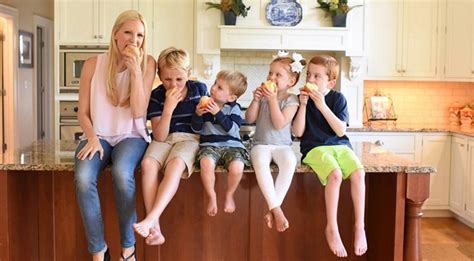 All My Children News Susan Luccis Daughter Liza Huber Launches