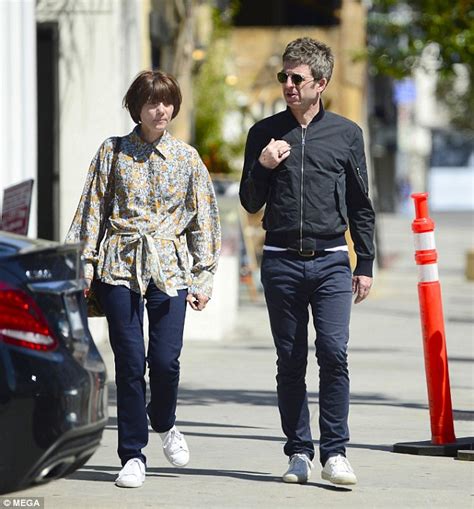 Explorez les références de noel gallagher sur discogs. Noel Gallagher takes a stroll along Sunset Boulevard with ...