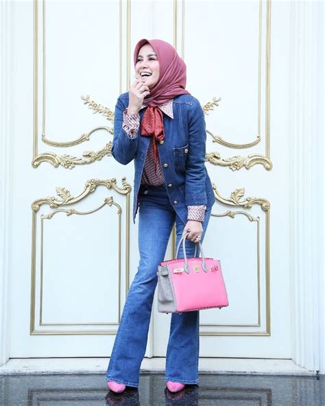 Fashion style ootd hijab jeans kekinian di masa sekarang ini menjadi salah satu hal yang memang keharusan untuk diperhatikan. 25+ Inspirasi Keren Ootd Celana Jeans Biru Hijab - For Sprint
