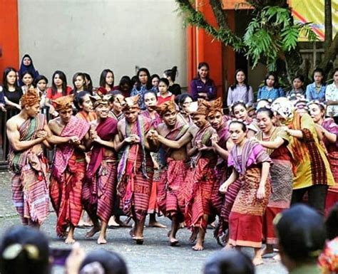 Ini adalah sebuah tarian tradisional dari suku bunaq di belu. Pakaian Adat Suku Rote Nusa Tenggara Timur - Baju Adat Tradisional