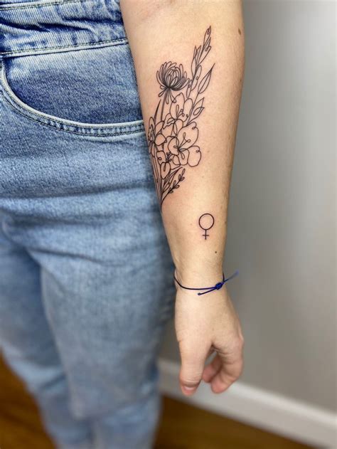Venus Symbol Tattoo In 2022 Tattoos Symbol Tattoos Flower Tattoo