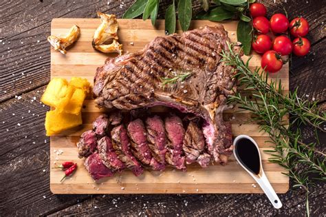 A base esclusivamente di carne chianina, si differenzia da qualsiasi ulteriore ricetta di bistecche per la cottura e per il particolare taglio che presenta un osso a forma di t. BISTECCA CON OSSO DI CHIANINA IGP V.B.A.C. - Lo shop ...