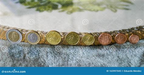 Euromunten Op Een Glazen Tafel Stock Afbeelding Image Of Besparing
