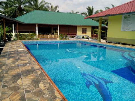 Slightly different from the other homestays we've seen so far, homestay d'garden melaka has a mini garden courtyard that leads all the way to the private pool at. Chalet 20 bilik dengan swimming pool- Kg Tehel