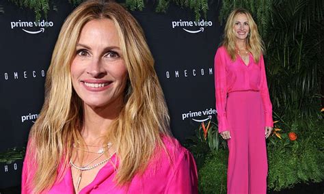 Julia Roberts Is Pretty In Pink As She Arrives At Homecoming Premiere