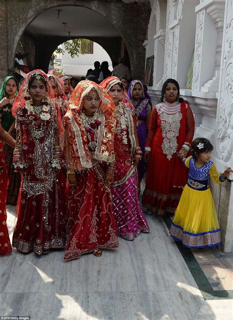 Couples From Impoverished Families Tie The Knot At Mass Marriage Ceremony In New Delhi Daily